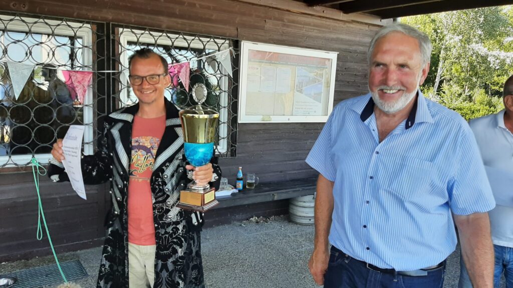 STCI-Alter und neuer Stadtmeister Thomas Scheibler (ESV) mit Stadtrat Franz Wöhrl (CSU) Fotos: Wunderlich