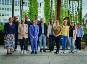 Die Projektbeteiligten aus vier Landkreisen sowie Vertreterinnen der beteiligten Lokalen Aktionsgruppen trafen sich zum offiziellen Projektstart im Deutschen Hopfenmuseum in Wolnzach. Bildquelle: Hopfenland Hallertau Tourismus e.V.
