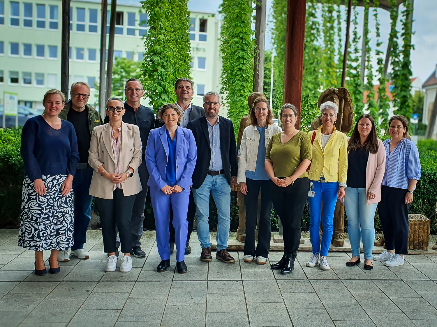 Die Projektbeteiligten aus vier Landkreisen sowie Vertreterinnen der beteiligten Lokalen Aktionsgruppen trafen sich zum offiziellen Projektstart im Deutschen Hopfenmuseum in Wolnzach. Bildquelle: Hopfenland Hallertau Tourismus e.V.