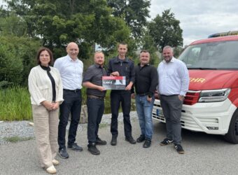 v.l.n.r.: Heike Faltermeier (1. Bürgermeisterin Bruck i.d.OPf.), Herbert Fürst (Geschäftsführer FRAMOS Holding GmbH), Sebastian Seebauer (Geschäftsführer ZMT Automotive GmbH & Co. KG), Andreas Wagner (Kommandant Freiwillige Feuerwehr Bruck), Simon Spindler (Brandschutzbeauftragter ZMT Automotive GmbH & Co. KG) und Franz Schabmüller (geschäftsführender Gesellschafter FRAMOS Holding GmbH).