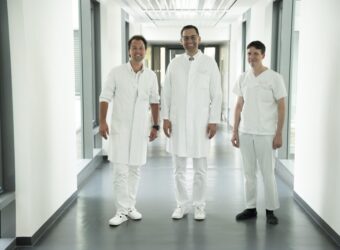 Die Sektion Hand- und Plastische Chirurgie des Zentrums für Orthopädie und Unfallchirurgie im Klinikum Ingolstadt wird künftig von zwei Leitern geführt: Dr. Josef Ulrich Rother (rechts), der bereits seit vielen Jahren als Oberarzt im Zentrum für Orthopädie und Unfallchirurgie tätig ist, wird den Bereich der Handchirurgie verantworten. Dr. Vincent März (links), der seit Juli neu im Team ist, wird den Bereich der Plastischen und Ästhetischen Chirurgie übernehmen. Direktor des Zentrums für Orthopädie und Unfallchirurgie ist Prof. Dr. Hans-Georg Palm (Foto: Mitte).