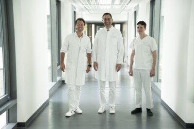Die Sektion Hand- und Plastische Chirurgie des Zentrums für Orthopädie und Unfallchirurgie im Klinikum Ingolstadt wird künftig von zwei Leitern geführt: Dr. Josef Ulrich Rother (rechts), der bereits seit vielen Jahren als Oberarzt im Zentrum für Orthopädie und Unfallchirurgie tätig ist, wird den Bereich der Handchirurgie verantworten. Dr. Vincent März (links), der seit Juli neu im Team ist, wird den Bereich der Plastischen und Ästhetischen Chirurgie übernehmen. Direktor des Zentrums für Orthopädie und Unfallchirurgie ist Prof. Dr. Hans-Georg Palm (Foto: Mitte).