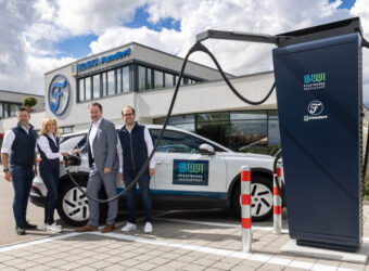 Foto von links nach rechts: Christian Stuhldreier (Vertriebsleiter EDEKA Fanderl), Sabine Fanderl (Geschäftsführerin EDEKA Fanderl), Matthias Bolle (SWI-Geschäftsführer) und Sebastian Fanderl (Prokurist EDEKA Fanderl). Foto: Stefan Bösl.