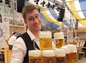 250813_Professor_bedient_auf_Gäubodenfest_Quer format