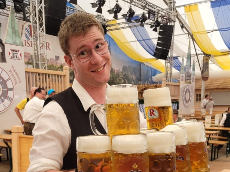 250813_Professor_bedient_auf_Gäubodenfest_Quer format