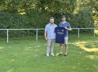 Foto sind links Markus Greif, der Vorsitzende des SV Haunwöhr, und rechts Alexander Martens, der Geschäftsführer von NatuGena,