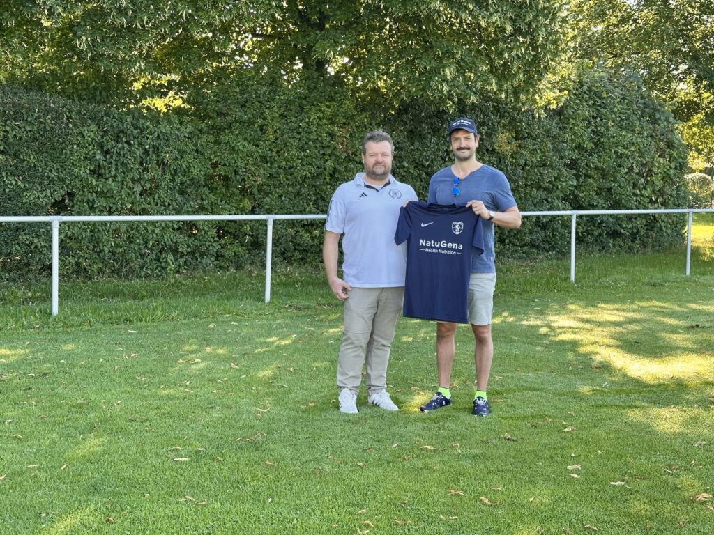 Foto sind links Markus Greif, der Vorsitzende des SV Haunwöhr, und rechts Alexander Martens, der Geschäftsführer von NatuGena,