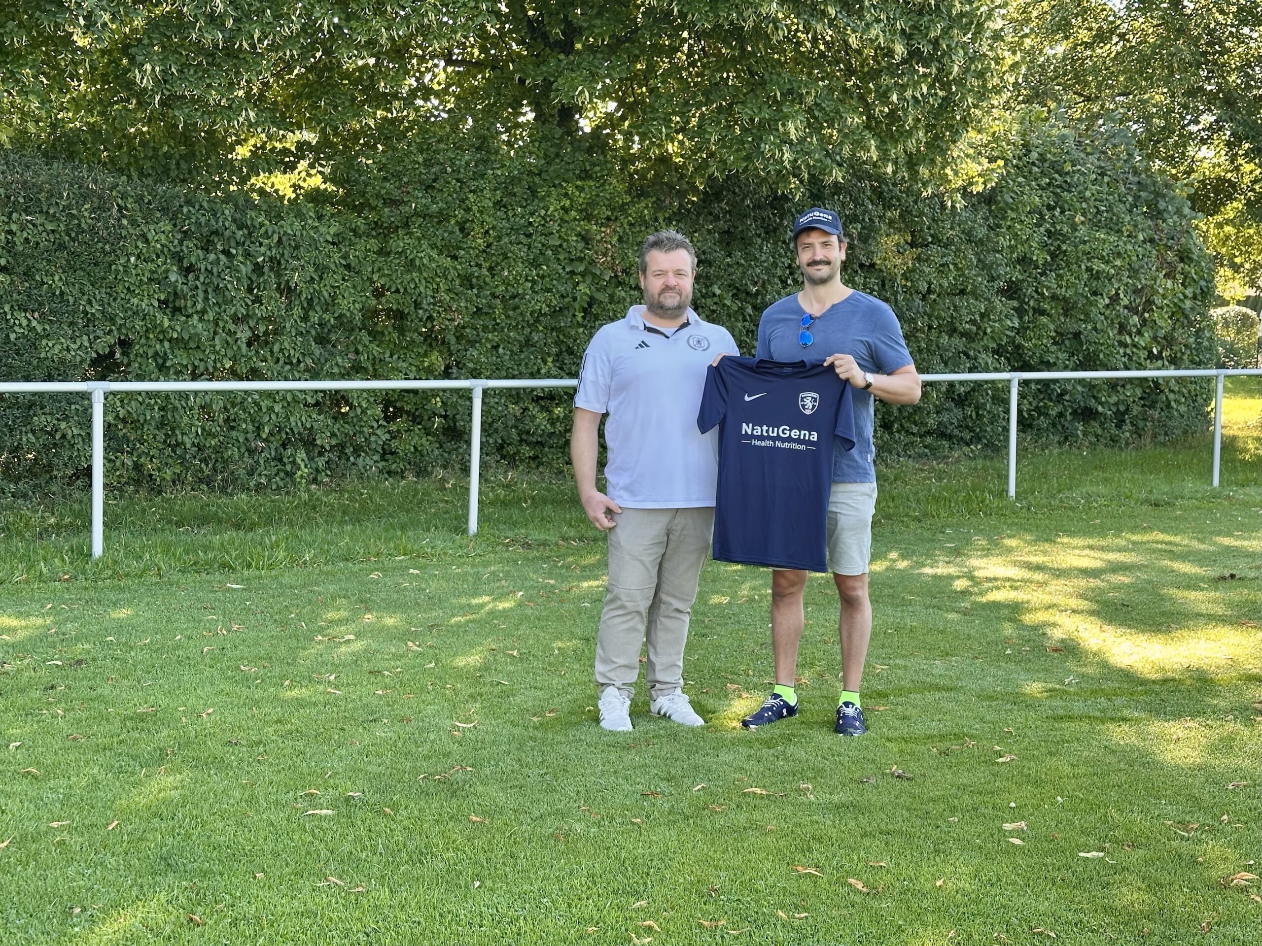Foto sind links Markus Greif, der Vorsitzende des SV Haunwöhr, und rechts Alexander Martens, der Geschäftsführer von NatuGena,