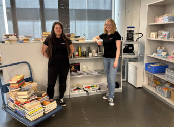 BU: Die Gruppenleiterinnen Sabrina Mager (links) und Lea Humbold (rechts) arbeiten gemeinsam mit ihren Teams an den neuen Angeboten.
