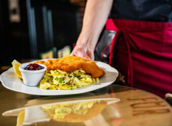 Kein „Schnitzel-Rabatt“ in Sicht: Gaststätten und Restaurants in Ingolstadt werden ihre Preise auf den Speisekarten nicht senken. Davon geht die Gastro-Gewerkschaft NGG Oberpfalz aus. Gäste sollten trotzdem nachfragen, was mit den 12 Prozent passiert, um die die Bundesregierung die Mehrwertsteuer für die Gastronomie ab dem 1. Januar senken will. Die NGG rät Gästen, sich deshalb jetzt schon die Preise für Lieblingsgerichte genau zu merken.