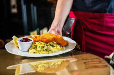 Kein „Schnitzel-Rabatt“ in Sicht: Gaststätten und Restaurants in Ingolstadt werden ihre Preise auf den Speisekarten nicht senken. Davon geht die Gastro-Gewerkschaft NGG Oberpfalz aus. Gäste sollten trotzdem nachfragen, was mit den 12 Prozent passiert, um die die Bundesregierung die Mehrwertsteuer für die Gastronomie ab dem 1. Januar senken will. Die NGG rät Gästen, sich deshalb jetzt schon die Preise für Lieblingsgerichte genau zu merken.