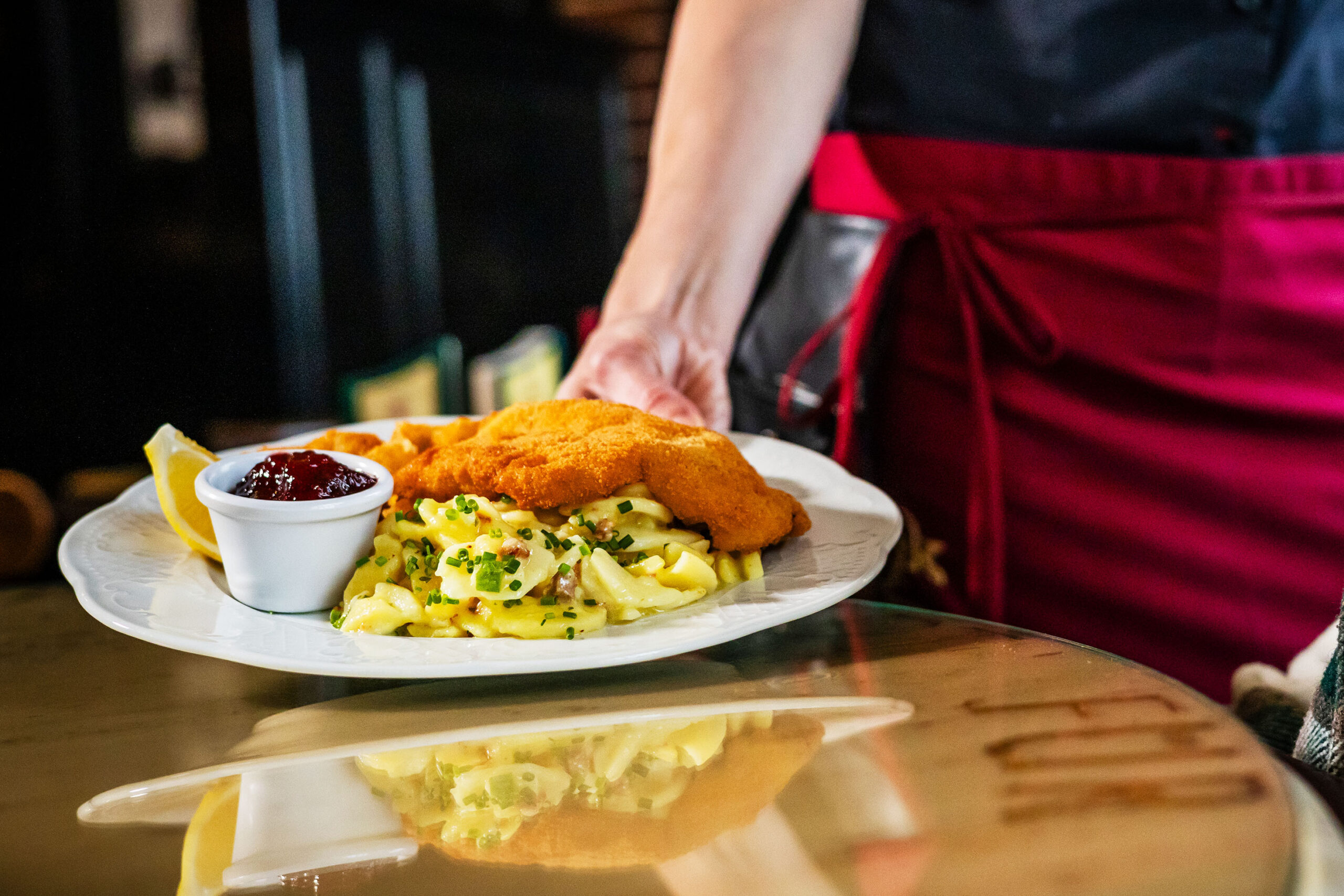 Kein „Schnitzel-Rabatt“ in Sicht: Gaststätten und Restaurants in Ingolstadt werden ihre Preise auf den Speisekarten nicht senken. Davon geht die Gastro-Gewerkschaft NGG Oberpfalz aus. Gäste sollten trotzdem nachfragen, was mit den 12 Prozent passiert, um die die Bundesregierung die Mehrwertsteuer für die Gastronomie ab dem 1. Januar senken will. Die NGG rät Gästen, sich deshalb jetzt schon die Preise für Lieblingsgerichte genau zu merken.