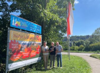 Bildunterschrift: Gemeinsam zeigen sie zum Kampagnenstart von „Herbst in Eichstätt”, wie viel die Stadt in den kommenden Wochen zu bieten hat: (v.l.) Oberbürgermeister Josef Grienberger, Lars Bender, Leiter Tourismus und Kultur und Klaus Dorsch, zweiter Vorsitzender des Eichstätter Volksfestausschusses (Foto: Elisabeth Wein).