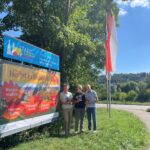 Bildunterschrift: Gemeinsam zeigen sie zum Kampagnenstart von „Herbst in Eichstätt”, wie viel die Stadt in den kommenden Wochen zu bieten hat: (v.l.) Oberbürgermeister Josef Grienberger, Lars Bender, Leiter Tourismus und Kultur und Klaus Dorsch, zweiter Vorsitzender des Eichstätter Volksfestausschusses (Foto: Elisabeth Wein).