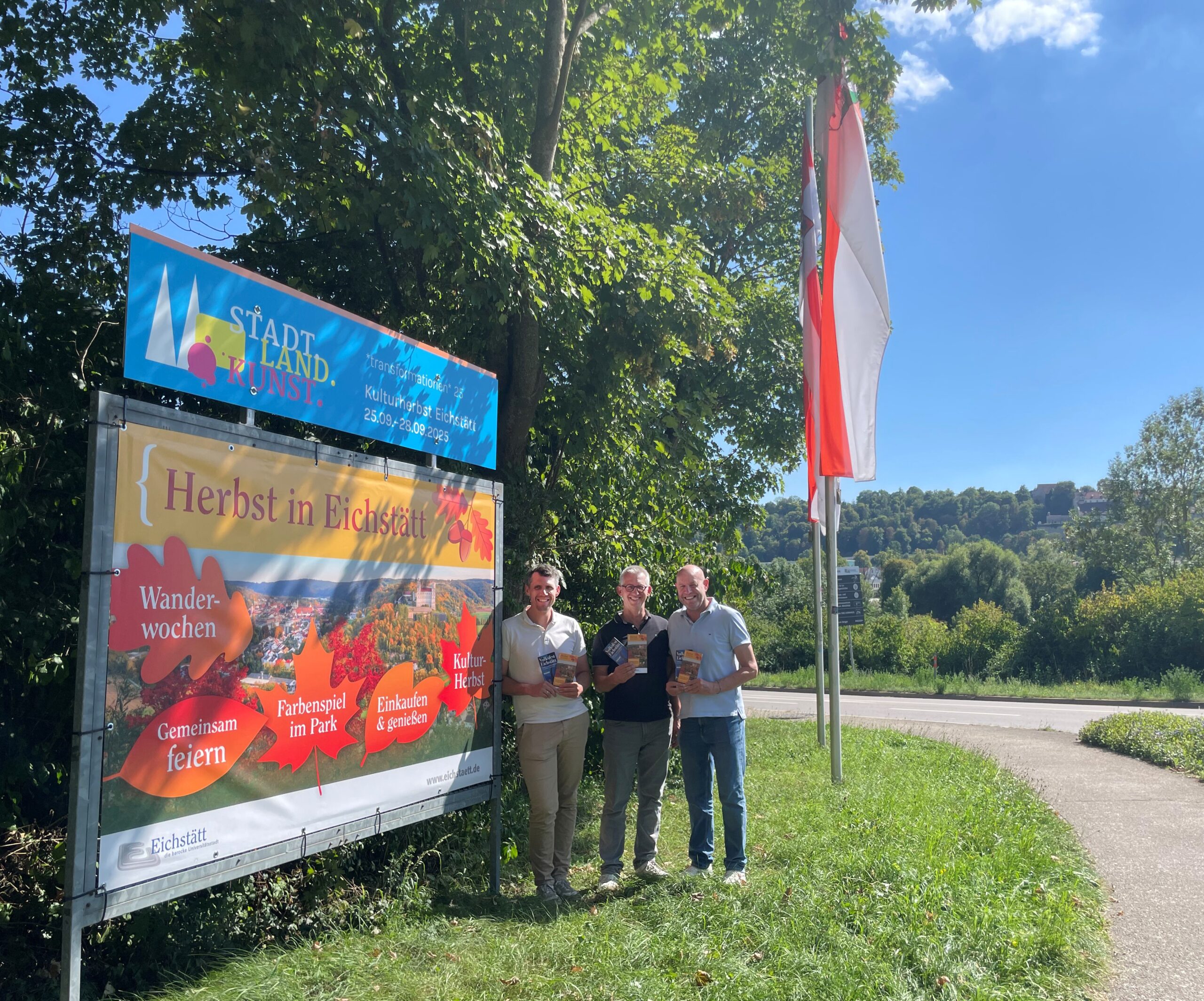 Bildunterschrift: Gemeinsam zeigen sie zum Kampagnenstart von „Herbst in Eichstätt”, wie viel die Stadt in den kommenden Wochen zu bieten hat: (v.l.) Oberbürgermeister Josef Grienberger, Lars Bender, Leiter Tourismus und Kultur und Klaus Dorsch, zweiter Vorsitzender des Eichstätter Volksfestausschusses (Foto: Elisabeth Wein).