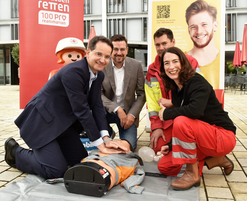 v.l.n.r.: Oberbürgermeister Dr. Michael Kern; Dr. Stephan Steger, 1. stellvertretender Vorsitzender des BRK Kreisverbands Ingolstadt; Michael Kaufer, Geschäftsführender Oberarzt Klinik für Anästhesie und Intensivmedizin; Prof. Dr. Martina Nowak-Machen, Direktorin der Klinik für Anästhesie und Intensivmedizin am Klinikum Ingolstadt; Bild: Stadt Ingolstad