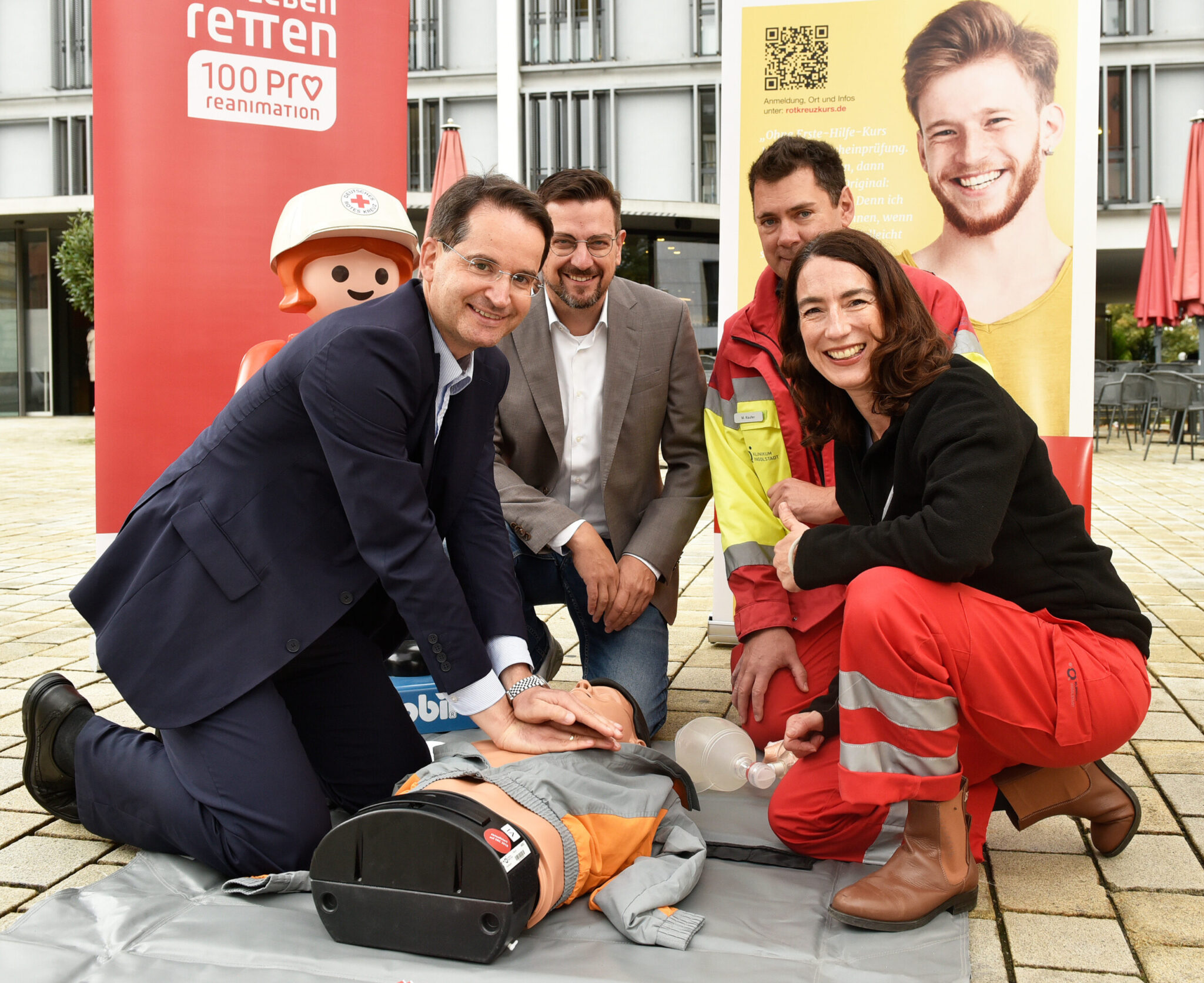 v.l.n.r.: Oberbürgermeister Dr. Michael Kern; Dr. Stephan Steger, 1. stellvertretender Vorsitzender des BRK Kreisverbands Ingolstadt; Michael Kaufer, Geschäftsführender Oberarzt Klinik für Anästhesie und Intensivmedizin; Prof. Dr. Martina Nowak-Machen, Direktorin der Klinik für Anästhesie und Intensivmedizin am Klinikum Ingolstadt; Bild: Stadt Ingolstad