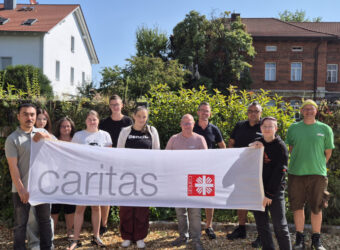 Ausbildungsstart bei den Caritas-Wohnheimen und Werkstätten: Die neuen Auszubildenden star-ten dieses Jahr ihre handwerkliche Ausbildung in der Schlosserei, Schreinerei, der Kfz-Werkstatt und im Garten- und Landschaftsbau. Im kaufmännischen Bereich verstärken sie den Verkauf im Caritas-Gebrauchtwarenmarkt. Foto: Caritas / Marina Finkenzeller