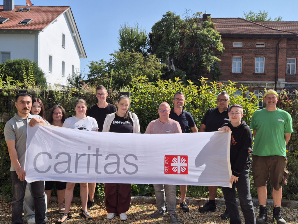Ausbildungsstart bei den Caritas-Wohnheimen und Werkstätten: Die neuen Auszubildenden star-ten dieses Jahr ihre handwerkliche Ausbildung in der Schlosserei, Schreinerei, der Kfz-Werkstatt und im Garten- und Landschaftsbau. Im kaufmännischen Bereich verstärken sie den Verkauf im Caritas-Gebrauchtwarenmarkt. Foto: Caritas / Marina Finkenzeller