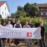 Ausbildungsstart bei den Caritas-Wohnheimen und Werkstätten: Die neuen Auszubildenden star-ten dieses Jahr ihre handwerkliche Ausbildung in der Schlosserei, Schreinerei, der Kfz-Werkstatt und im Garten- und Landschaftsbau. Im kaufmännischen Bereich verstärken sie den Verkauf im Caritas-Gebrauchtwarenmarkt. Foto: Caritas / Marina Finkenzeller