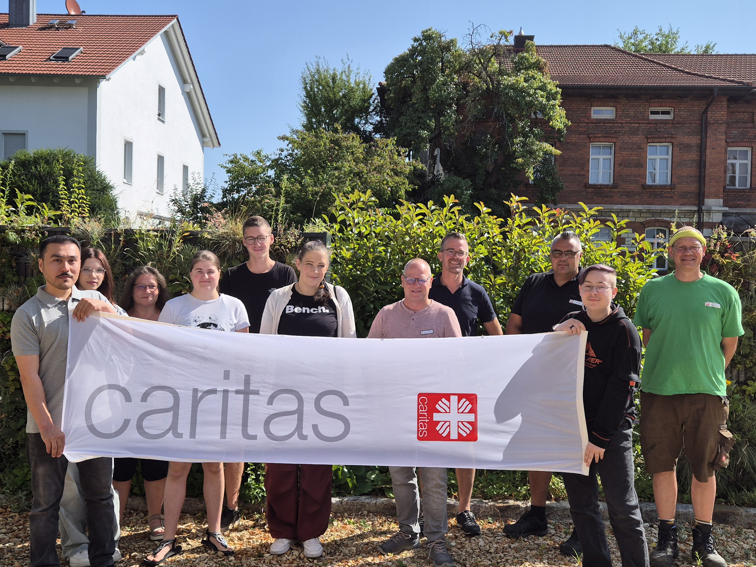 Ausbildungsstart bei den Caritas-Wohnheimen und Werkstätten: Die neuen Auszubildenden star-ten dieses Jahr ihre handwerkliche Ausbildung in der Schlosserei, Schreinerei, der Kfz-Werkstatt und im Garten- und Landschaftsbau. Im kaufmännischen Bereich verstärken sie den Verkauf im Caritas-Gebrauchtwarenmarkt. Foto: Caritas / Marina Finkenzeller
