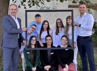 Thomas Holzapfel (stellv. AOK-Direktor) und Philip Jacob (Aus- und Fortbildungsleiter) mit den neuen Auszubildenden der AOK Direktion Ingolstadt. Urhebervermerk: Lisa Galozi