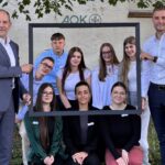 Thomas Holzapfel (stellv. AOK-Direktor) und Philip Jacob (Aus- und Fortbildungsleiter) mit den neuen Auszubildenden der AOK Direktion Ingolstadt. Urhebervermerk: Lisa Galozi