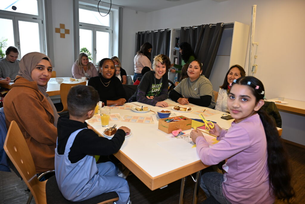 Ein Quiz, Malen und Austausch standen beim Interkulturellen Tag unter anderem auf dem Pro-gramm. Foto: Caritas / Peter Esser