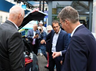 250912_PM_Autonomes_Fahren_im_Fokus_Forschungsfahrzeug_AImotion_Bavaria: BU: Autonomes Fahren: Die Forschungsfahrzeuge und Infrastruktur des KI-Mobilitätsknotens AImotion Bavaria setzen neue Maßstäbe (Foto: THI).
