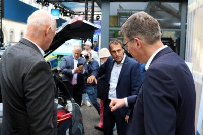 250912_PM_Autonomes_Fahren_im_Fokus_Forschungsfahrzeug_AImotion_Bavaria: BU: Autonomes Fahren: Die Forschungsfahrzeuge und Infrastruktur des KI-Mobilitätsknotens AImotion Bavaria setzen neue Maßstäbe (Foto: THI).