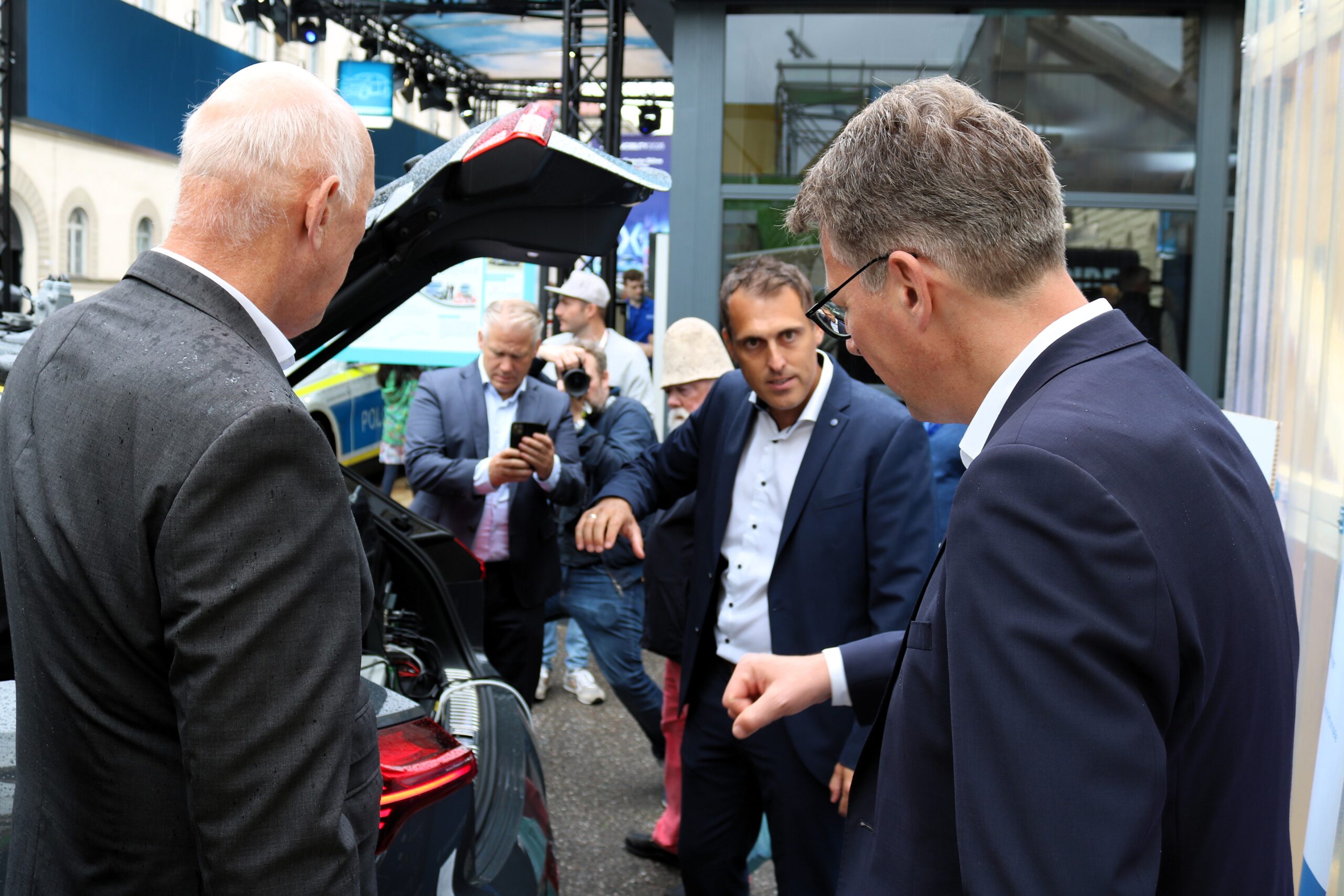 250912_PM_Autonomes_Fahren_im_Fokus_Forschungsfahrzeug_AImotion_Bavaria: BU: Autonomes Fahren: Die Forschungsfahrzeuge und Infrastruktur des KI-Mobilitätsknotens AImotion Bavaria setzen neue Maßstäbe (Foto: THI).