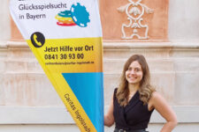 Caritas-Mitarbeiterin Sandra Daniel berät bei der Caritas-Suchtambulanz Ingolstadt bei Glücksspielsucht. Foto: Caritas / Stefanie Palme