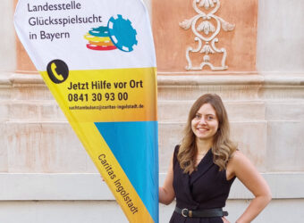 Caritas-Mitarbeiterin Sandra Daniel berät bei der Caritas-Suchtambulanz Ingolstadt bei Glücksspielsucht. Foto: Caritas / Stefanie Palme