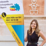 Caritas-Mitarbeiterin Sandra Daniel berät bei der Caritas-Suchtambulanz Ingolstadt bei Glücksspielsucht. Foto: Caritas / Stefanie Palme
