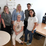 Die ehrenamtliche Mitarbeitervertretung der Katholischen Kita IN gGmbH hat ein eigenes Büro in der Krippe von St. Josef erhalten. Pfarrer Clemens Hergenröder segnete die neuen Räume – ein sichtbares Zeichen der Wertschätzung für das Ehrenamt. Fotos: Vogl