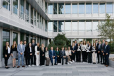 Auf dem Bild rechts: Andreas Streb, Vorstandsvorsitzender Volksbank Raiffeisenbank Bayern Mitte eG Auf dem Bild 2. von links: Sandra Widmann, Ausbildungsleiterin Volksbank Raiffeisenbank Bayern Mitte eG Auf dem Bild links: Carolin Brandl, Sachbearbeiterin Ausbildung Volksbank Raiffeisenbank Bayern Mitte eG