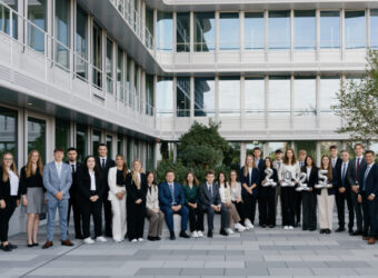 Auf dem Bild rechts: Andreas Streb, Vorstandsvorsitzender Volksbank Raiffeisenbank Bayern Mitte eG Auf dem Bild 2. von links: Sandra Widmann, Ausbildungsleiterin Volksbank Raiffeisenbank Bayern Mitte eG Auf dem Bild links: Carolin Brandl, Sachbearbeiterin Ausbildung Volksbank Raiffeisenbank Bayern Mitte eG