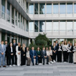 Auf dem Bild rechts: Andreas Streb, Vorstandsvorsitzender Volksbank Raiffeisenbank Bayern Mitte eG Auf dem Bild 2. von links: Sandra Widmann, Ausbildungsleiterin Volksbank Raiffeisenbank Bayern Mitte eG Auf dem Bild links: Carolin Brandl, Sachbearbeiterin Ausbildung Volksbank Raiffeisenbank Bayern Mitte eG