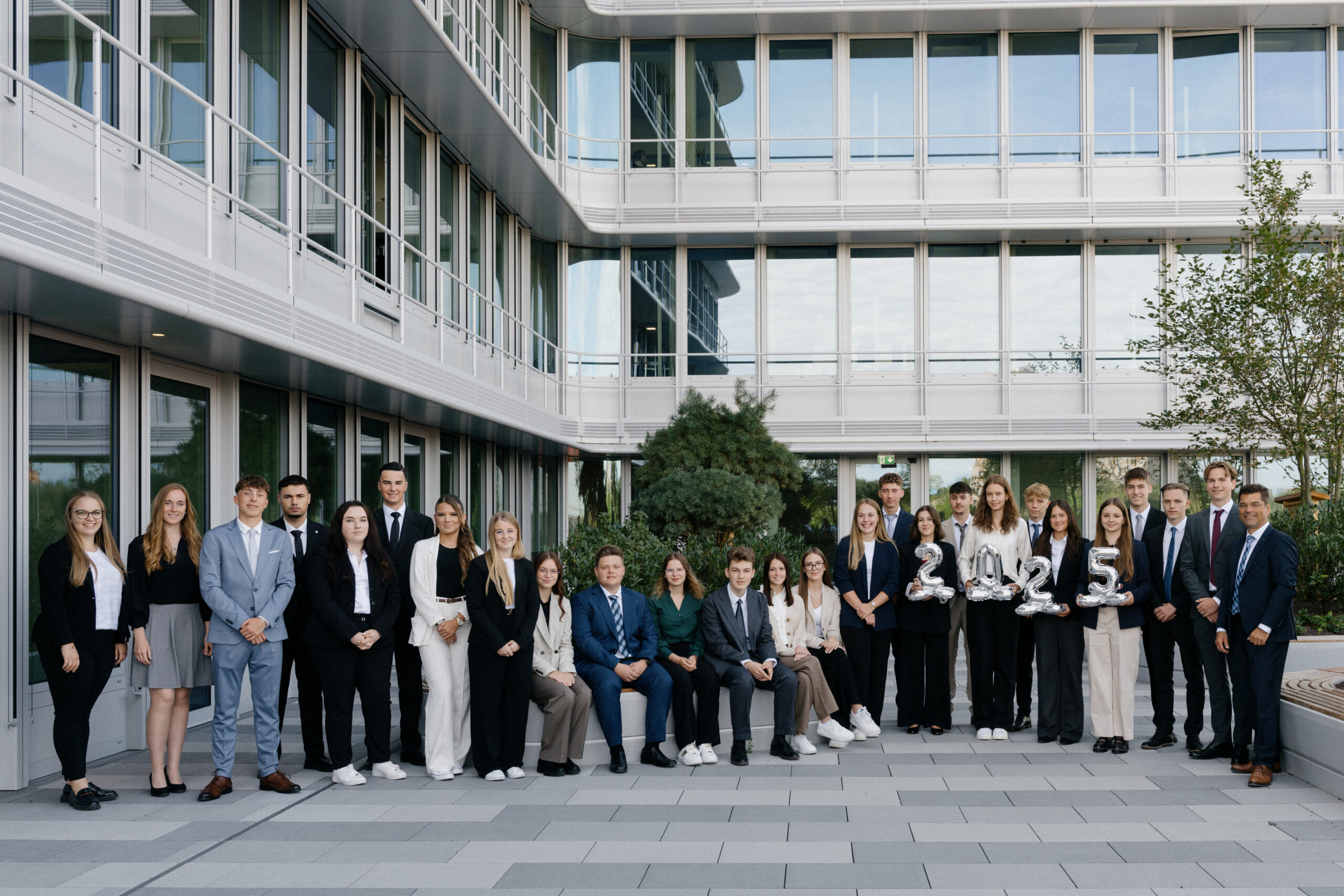 Auf dem Bild rechts: Andreas Streb, Vorstandsvorsitzender Volksbank Raiffeisenbank Bayern Mitte eG Auf dem Bild 2. von links: Sandra Widmann, Ausbildungsleiterin Volksbank Raiffeisenbank Bayern Mitte eG Auf dem Bild links: Carolin Brandl, Sachbearbeiterin Ausbildung Volksbank Raiffeisenbank Bayern Mitte eG