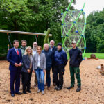 Oberbürgermeister Dr. Michael Kern (l.) eröffnete zusammen mit Stadtbaurätin Ulrike Wittmann-Brand (3.v.l.), Gartenamtsleiter Bernward Wilhelmi (4.v.l.), Mitarbeiterinnen und Mitarbeitern des Gartenamtes sowie Vertretern des Stadtrats den neu gestalteten Spielplatz im Nordpark. Foto: Stadt Ingolstadt / Wobker