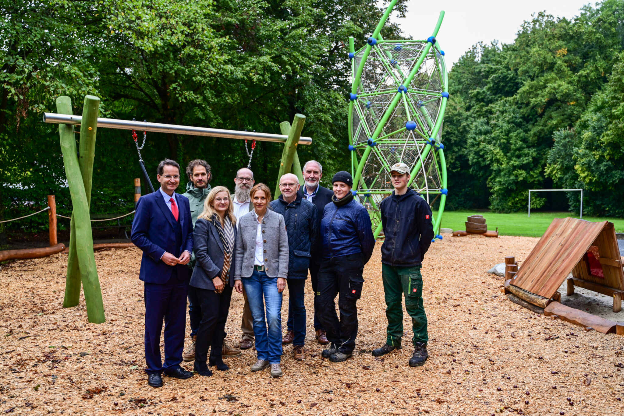 Oberbürgermeister Dr. Michael Kern (l.) eröffnete zusammen mit Stadtbaurätin Ulrike Wittmann-Brand (3.v.l.), Gartenamtsleiter Bernward Wilhelmi (4.v.l.), Mitarbeiterinnen und Mitarbeitern des Gartenamtes sowie Vertretern des Stadtrats den neu gestalteten Spielplatz im Nordpark. Foto: Stadt Ingolstadt / Wobker