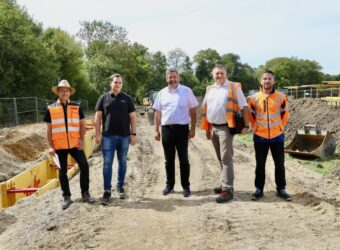 von links nach rechts: René Vogt, Stadtwerke Ingolstadt - Bauplanung Fabian Hager, Fachbereichsleiter Wassergewinnung/- aufbereitung der Ingolstädter Kommunalbetriebe - Bauherr Dr. Thomas Schwaiger, Vorstand der Ingolstädter Kommunalbetriebe - Bauherr Herbert Pirzer, Stadtwerke Ingolstadt - Bauplanung Daniel Raster, Bauleiter PRO BAU Ingenieur- und Rohrleitungsbau GmbH - ausführende Baufima