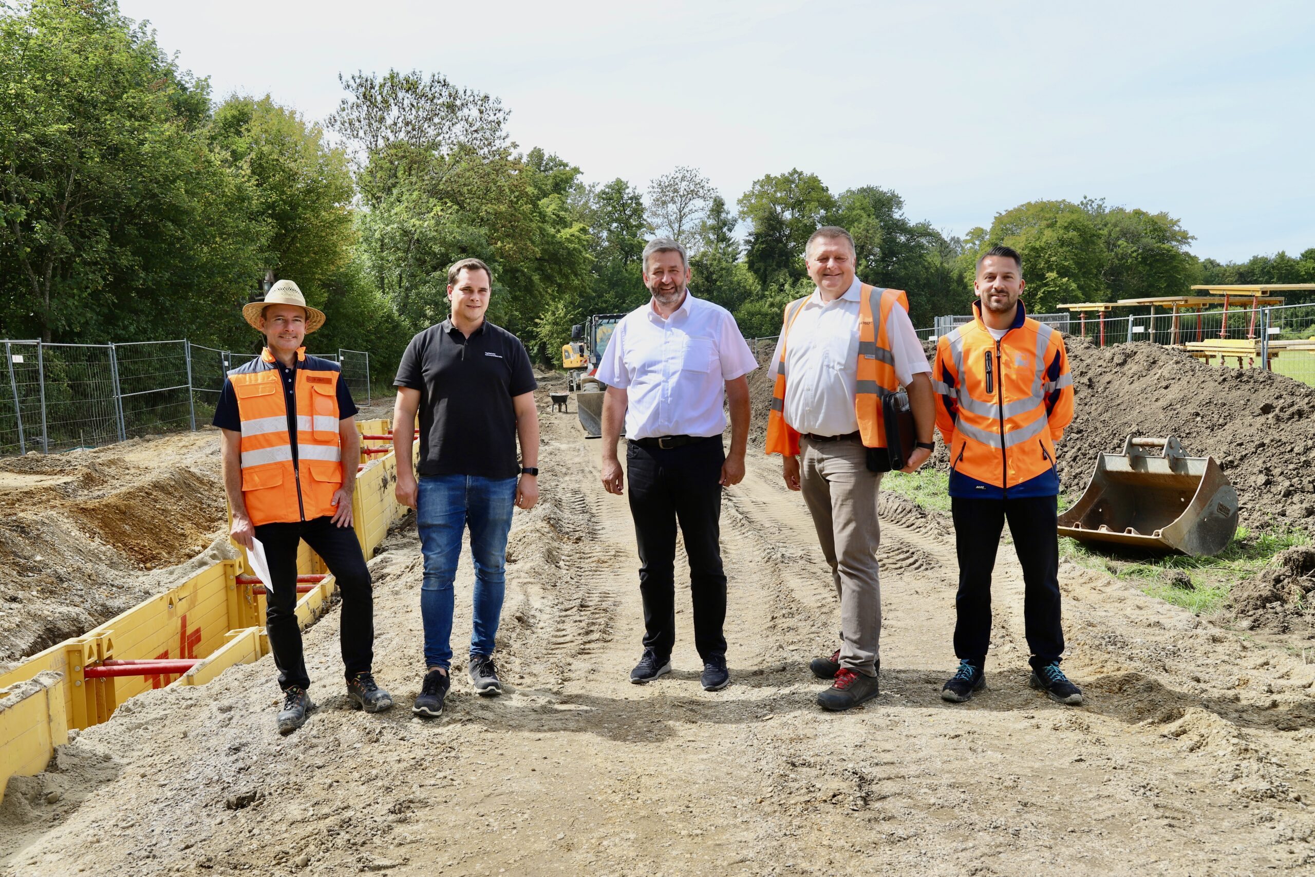 von links nach rechts: René Vogt, Stadtwerke Ingolstadt - Bauplanung Fabian Hager, Fachbereichsleiter Wassergewinnung/- aufbereitung der Ingolstädter Kommunalbetriebe - Bauherr Dr. Thomas Schwaiger, Vorstand der Ingolstädter Kommunalbetriebe - Bauherr Herbert Pirzer, Stadtwerke Ingolstadt - Bauplanung Daniel Raster, Bauleiter PRO BAU Ingenieur- und Rohrleitungsbau GmbH - ausführende Baufima