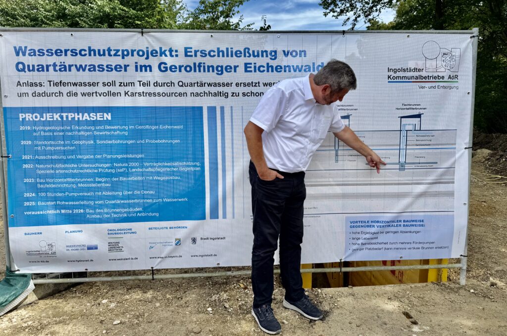 INKB-Vorstand Dr. Thomas Schwaiger erklärt am Baufeld die nächsten Schritte beim Quartärwasserprojekt