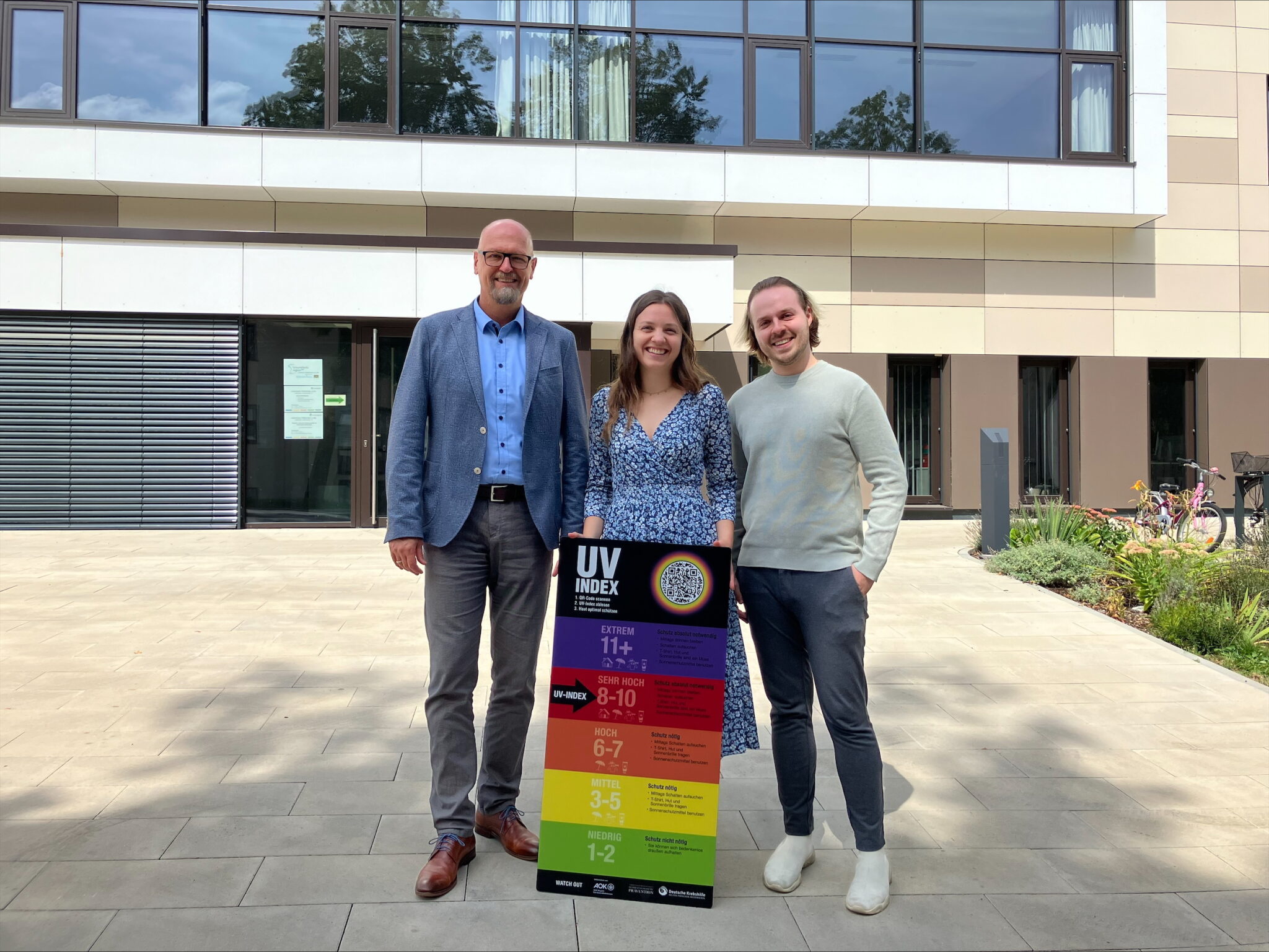Übergabe der UV-Tafel: v.l. Ulrich Resch (Direktor AOK Ingolstadt), Anna-Lena Panzer (Geschäftsstellenleitung Gesundheitsregion plus) und Marvin Kling (Mitarbeiter Gesundheitsamt) Urhebervermerk: © Lena Kurzhals