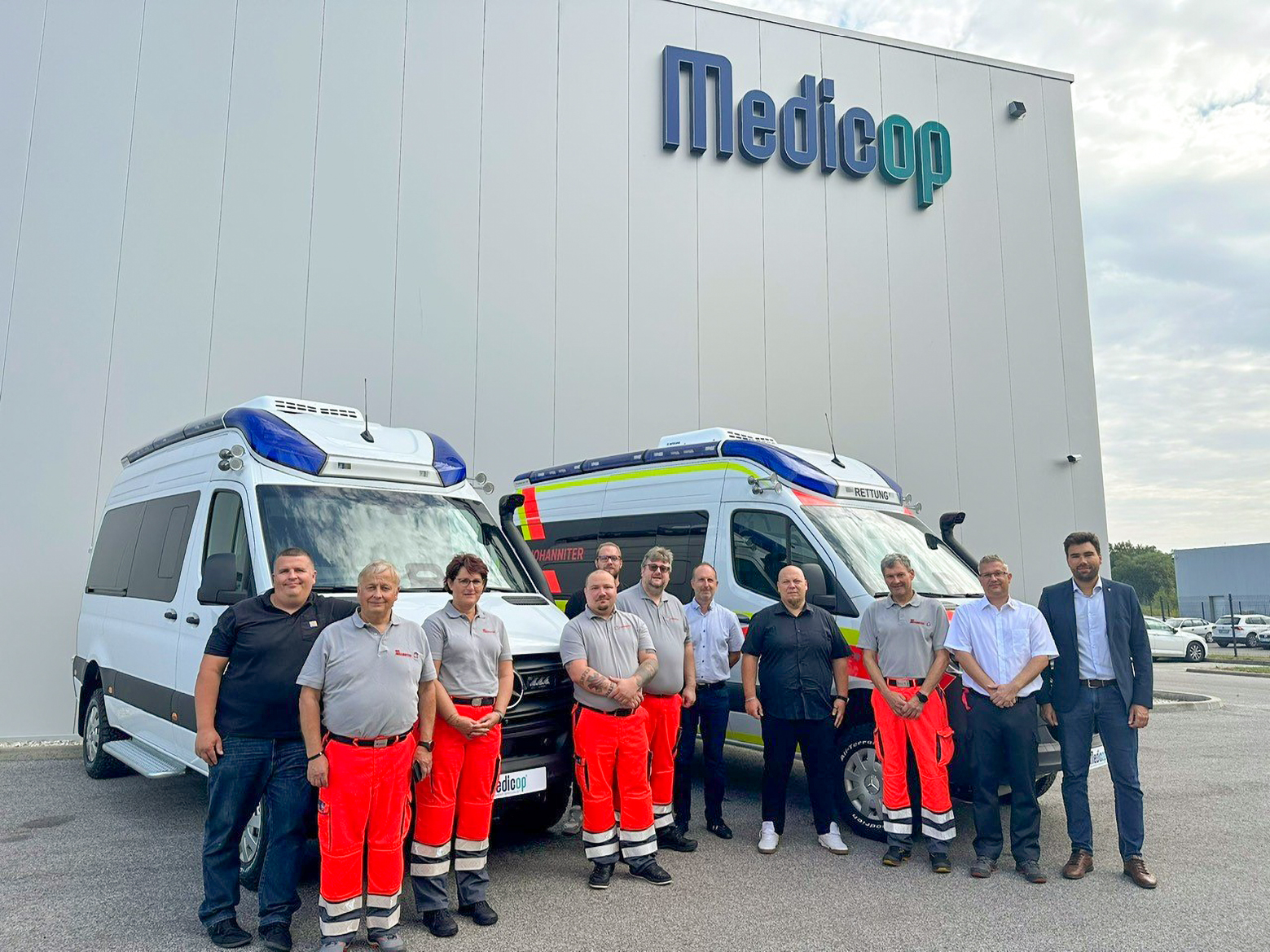 Die modernen Rettungswagen sind für Einsätze unter räumlich anspruchsvollen Bedingungen ausgelegt. Nach der Abnahme vor Ort in Slowenien folgten Transport, Einbau der Funktechnik und die Auslieferung nach Ingolstadt.