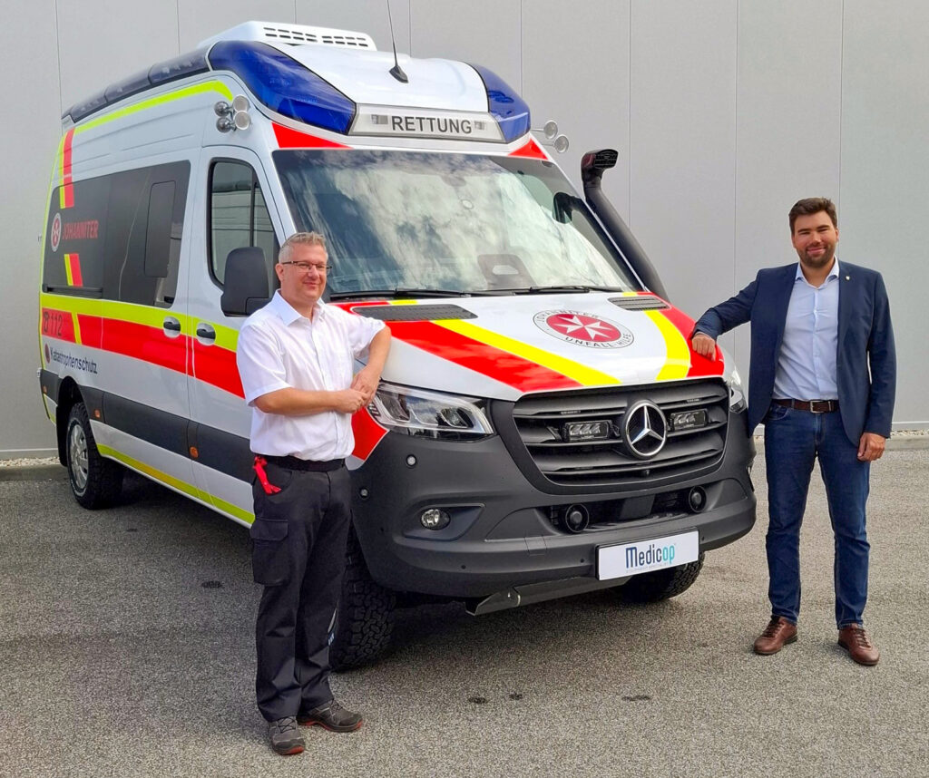 Sven Müller (Ortsbeauftragter Johanniter Ingolstadt, l.) und Jure Lang (Vizebürgermeister von Murska Sobota) bei der Abnahme des neuen Rettungswagens in Murska Sobota.