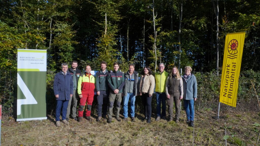 Bild Fotografin: Clara Hausmann – Naturpark Altmühltal Personen von links nach rechts: Landrat Alexander Anetsberger, Martin Scholz (AELF), Anton Reigl, Dr. Thomas Mathes (AELF), Nic Skunde (AWG), Randolf Schirmer (AWG), Andrea Mickel, Christoph Würflein, Katja Müller, Christa Boretzk
