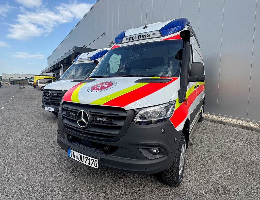 Die modernen Rettungswagen sind für Einsätze unter räumlich anspruchsvollen Bedingungen ausgelegt. Nach der Abnahme vor Ort in Slowenien folgten Transport, Einbau der Funktechnik und die Auslieferung nach Ingolstadt.