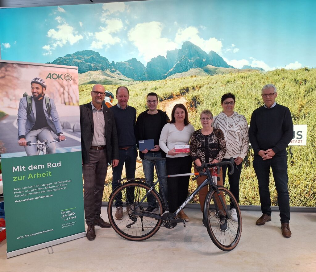 Abschlussveranstaltung „Mit dem Rad zur Arbeit 2025 beim Radhaus Ingolstadt“: v.l. Ulrich Resch (Direktor AOK Ingolstadt), Martin Willner (Geschäftsführer Willner Fahrradzentrum Ingolstadt), Andreas Schmid (Regionaler Gewinner), Monika Eberl (Regionale Gewinnerin), Uschi Feyrer-Ziob (Vertreterin ADFC Ingolstadt), Birgit Sitzmann (Gastgeberin und Geschäftsführerin Radhaus Ingolstadt) und Fritz Reischl (Radhaus Ingolstadt)